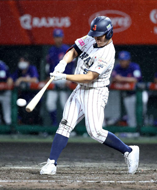 台湾対日本 2回裏日本2死一、二塁、為永は右越え適時二塁打を放つ(撮影・鈴木正人)