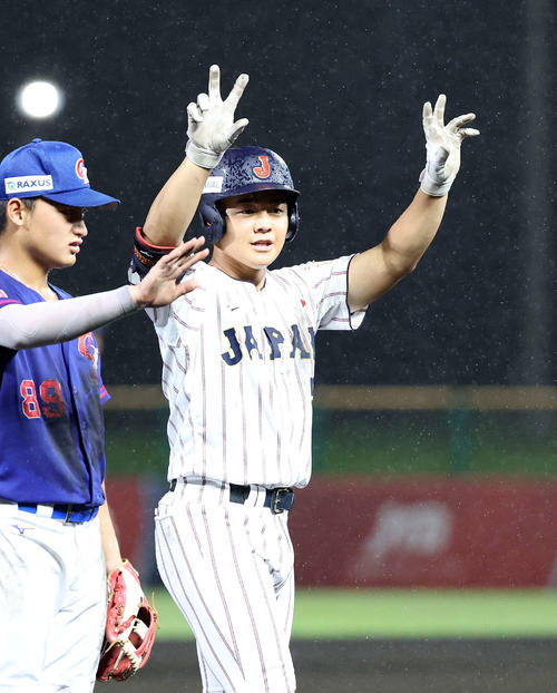 台湾対日本 2回裏日本2死一、二塁、為永は右越え適時二塁打を放ちシーサーポーズ(撮影・鈴木正人)