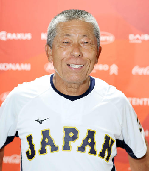 台湾対日本 報道陣の質問に答える日本・小倉監督(撮影・鈴木正人)
