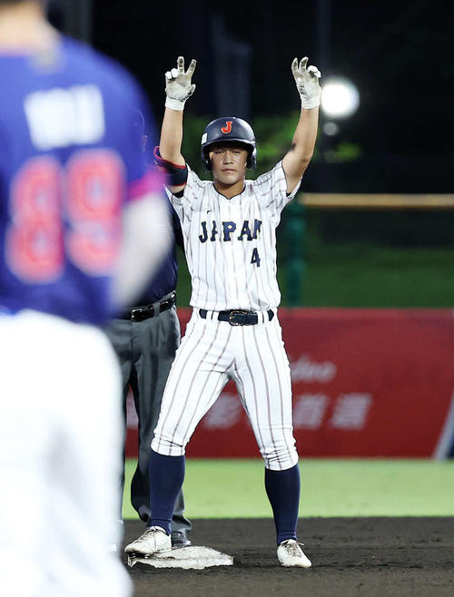 台湾対日本 1回裏日本2死二塁、奥村凌は左越え適時二塁打を放ちシーサーポーズ(撮影・鈴木正人)