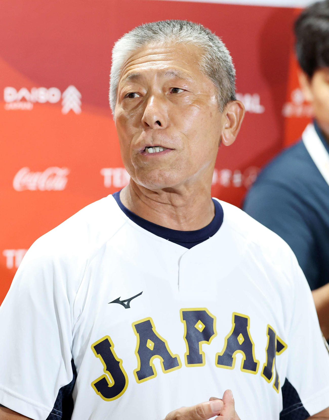 台湾対日本　報道陣の質問に答える日本・小倉監督（撮影・鈴木正人）