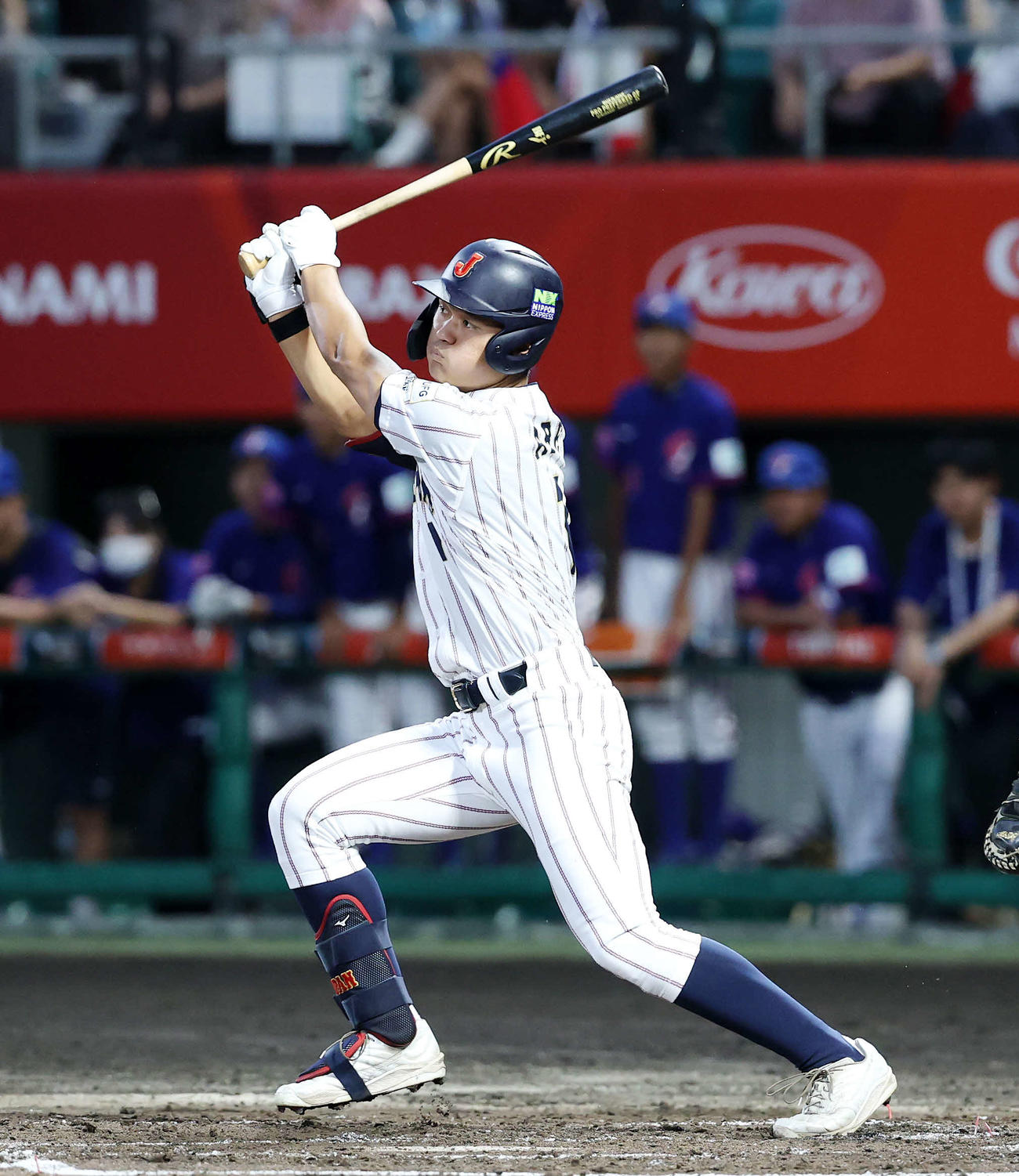 台湾対日本　1回裏日本2死二塁、阿部は左越え適時二塁打を放つ（撮影・鈴木正人）