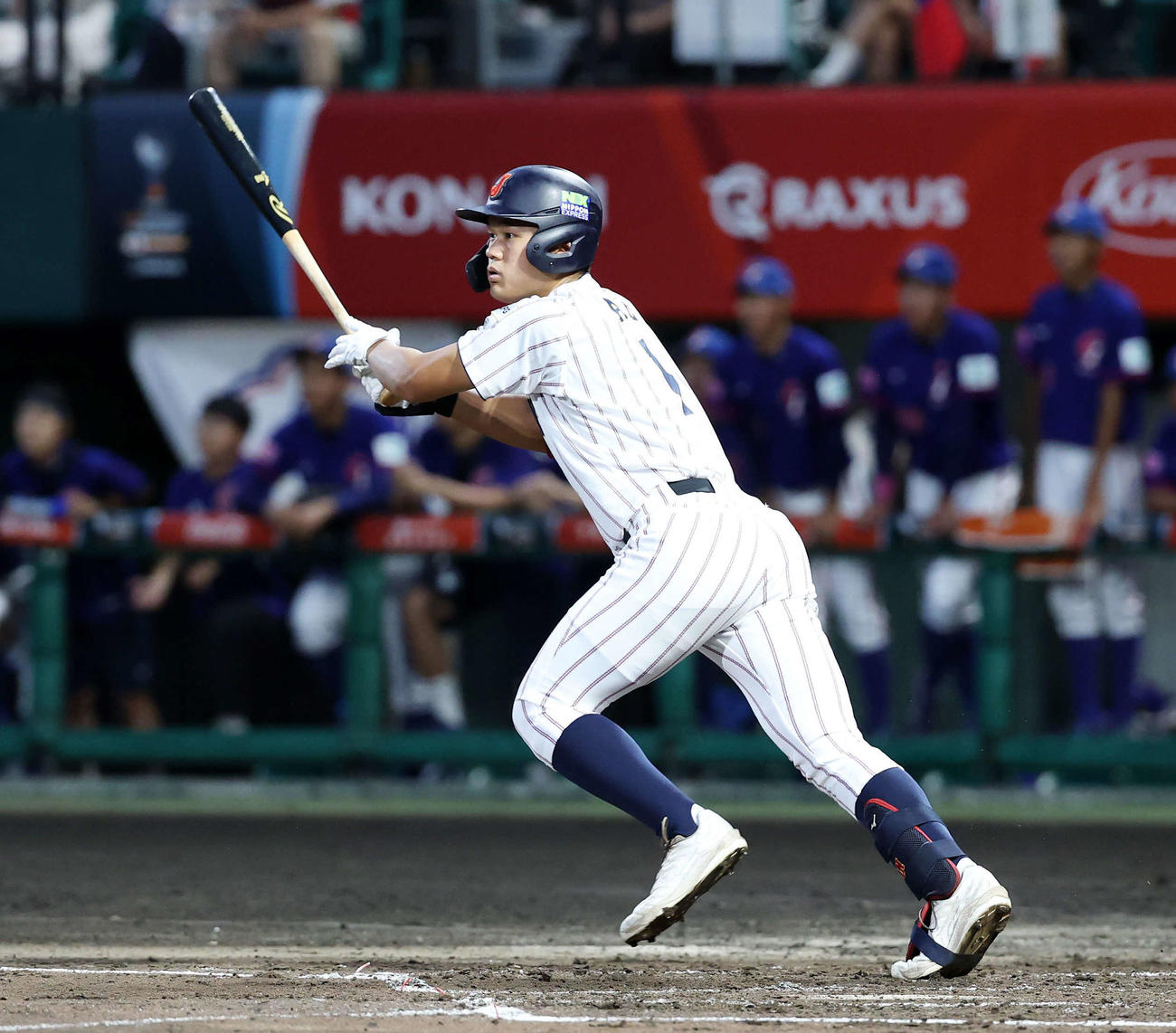 台湾対日本　1回裏日本2死二塁、阿部は左越え適時二塁打を放つ（撮影・鈴木正人）