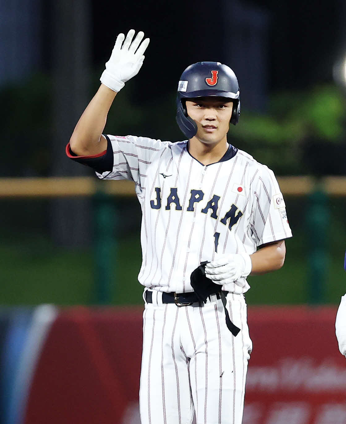 台湾対日本　1回裏日本2死二塁、阿部は左越え適時二塁打を放ちポーズを決める（撮影・鈴木正人）
