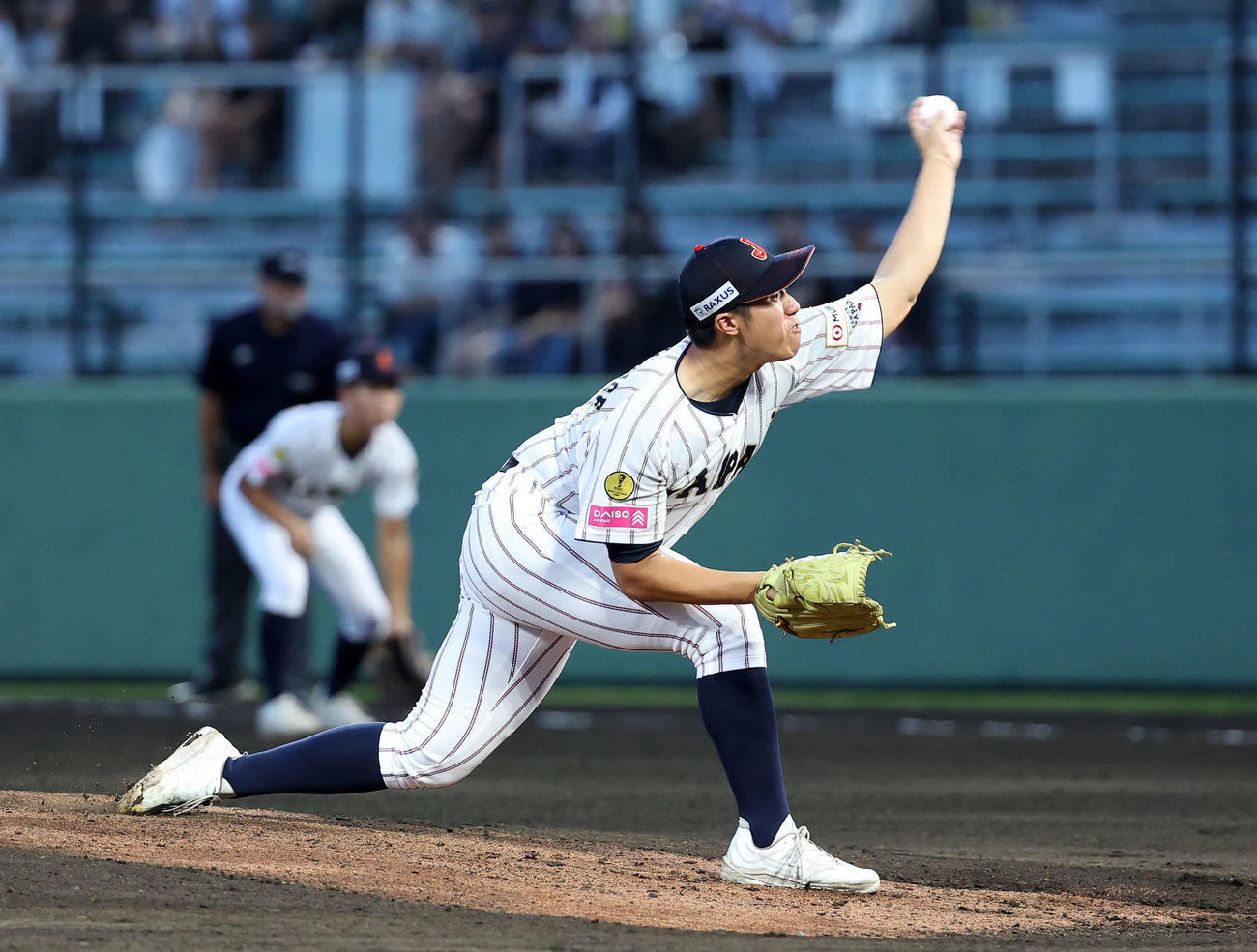 台湾対日本　力投する日本先発の下重（撮影・鈴木正人）
