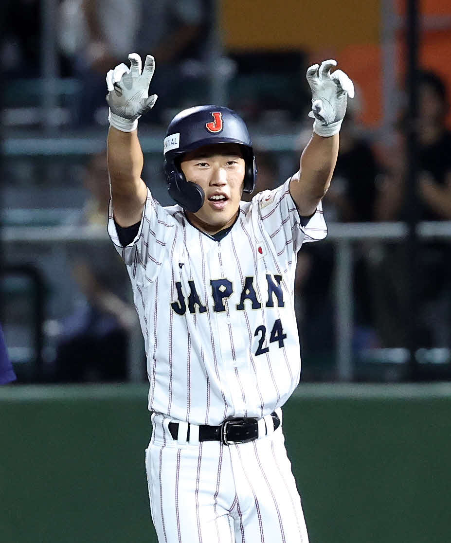 台湾対日本　2回裏日本1死一塁、坂本は左前打を放ちシーサーポーズ（撮影・鈴木正人）