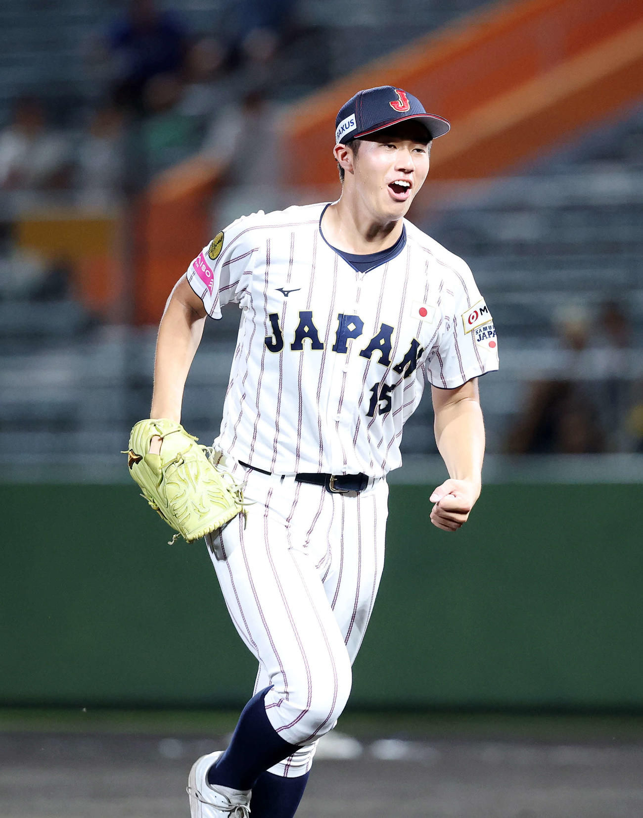 台湾対日本　3回表、台湾の攻撃を抑えガッツポーズで雄たけびを上げる日本・下重（撮影・鈴木正人）