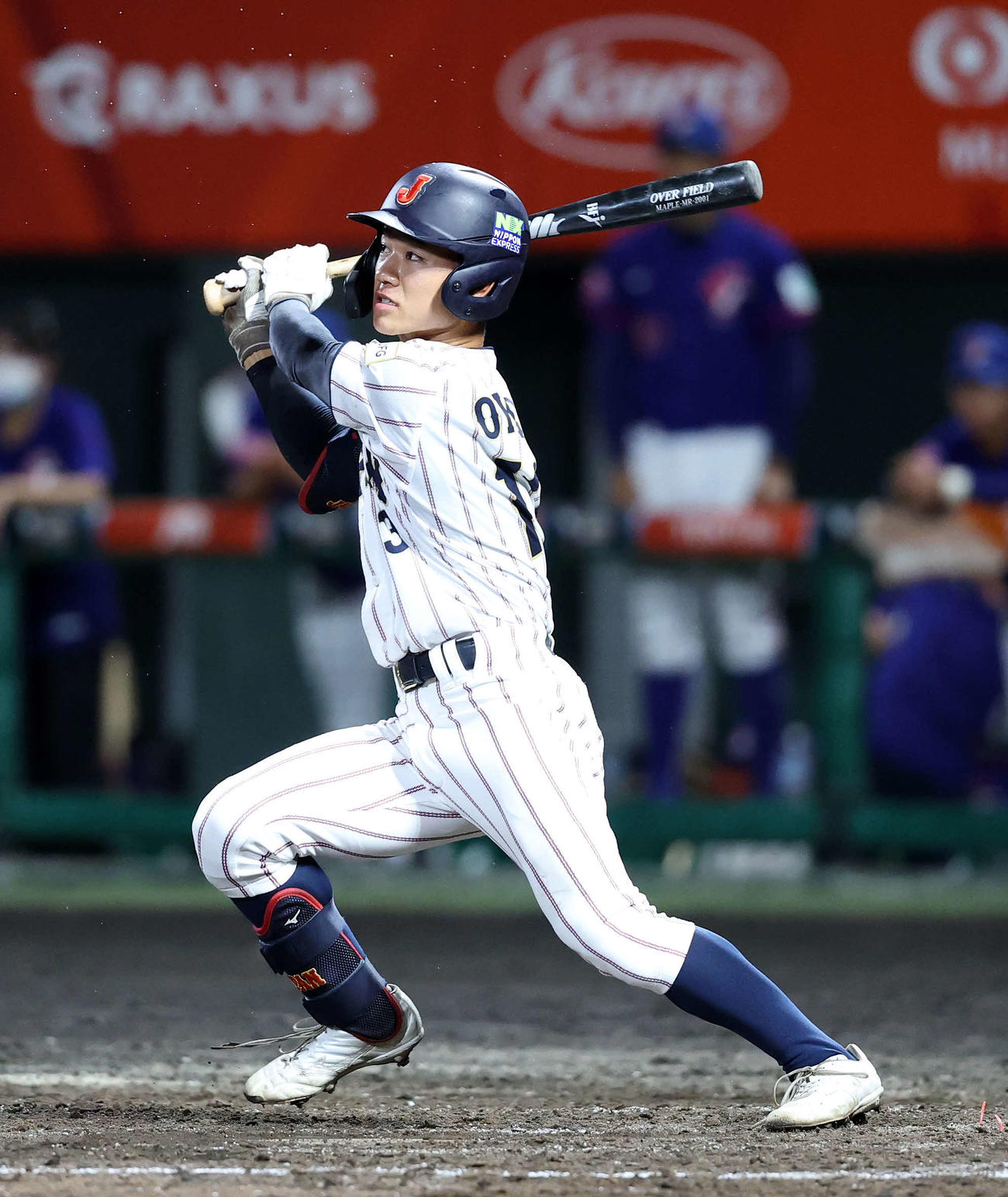 台湾対日本　3回裏日本1死、岡部は中前打放つ（撮影・鈴木正人）