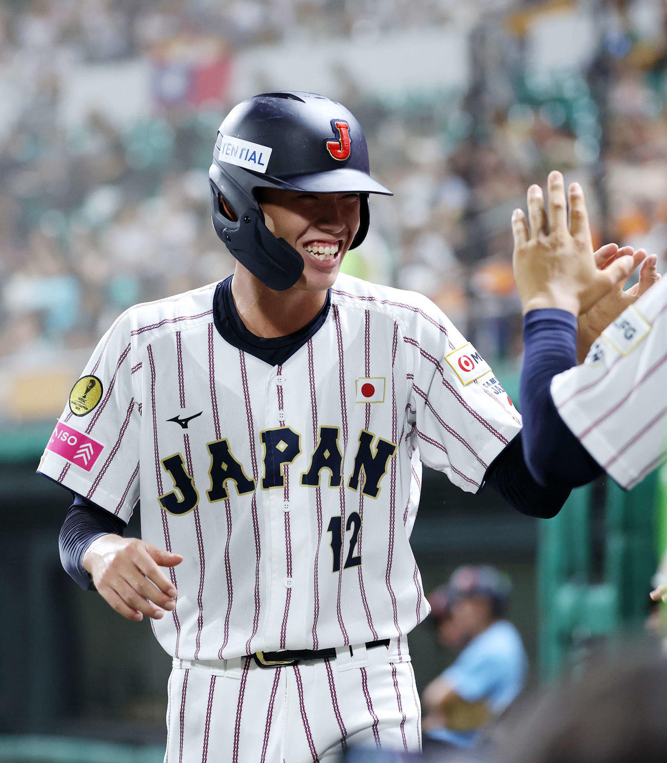 台湾対日本　2回裏日本1死満塁、奥村凌太の犠飛で藤森が生還しベンチ前で笑顔を見せる（撮影・鈴木正人）