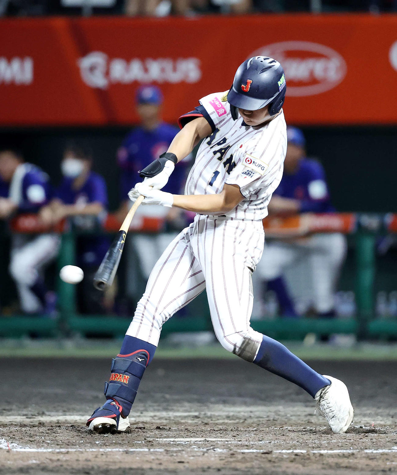 台湾対日本　2回裏日本1死一、二塁、阿部は右前打を放つ（撮影・鈴木正人）