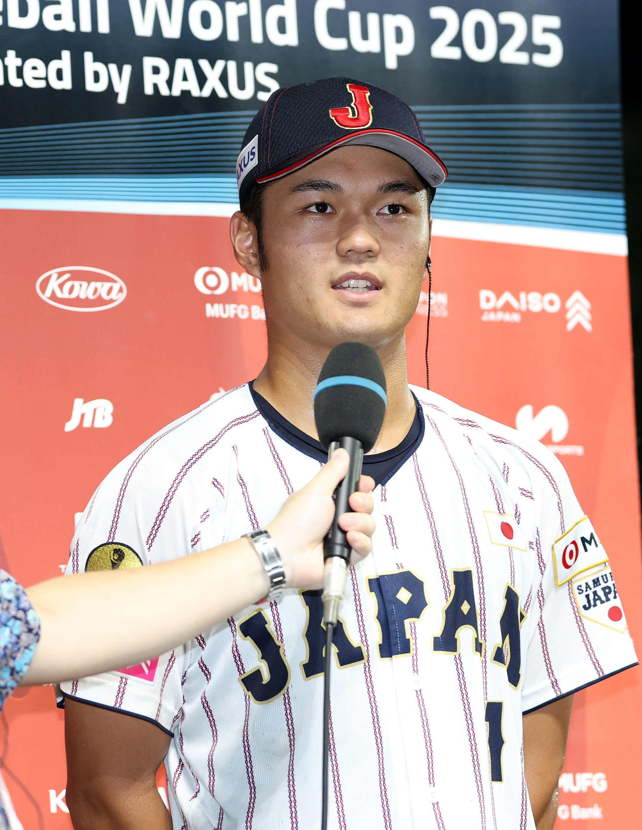 台湾対日本　勝利しインタビューを受ける日本・阿部（撮影・鈴木正人）