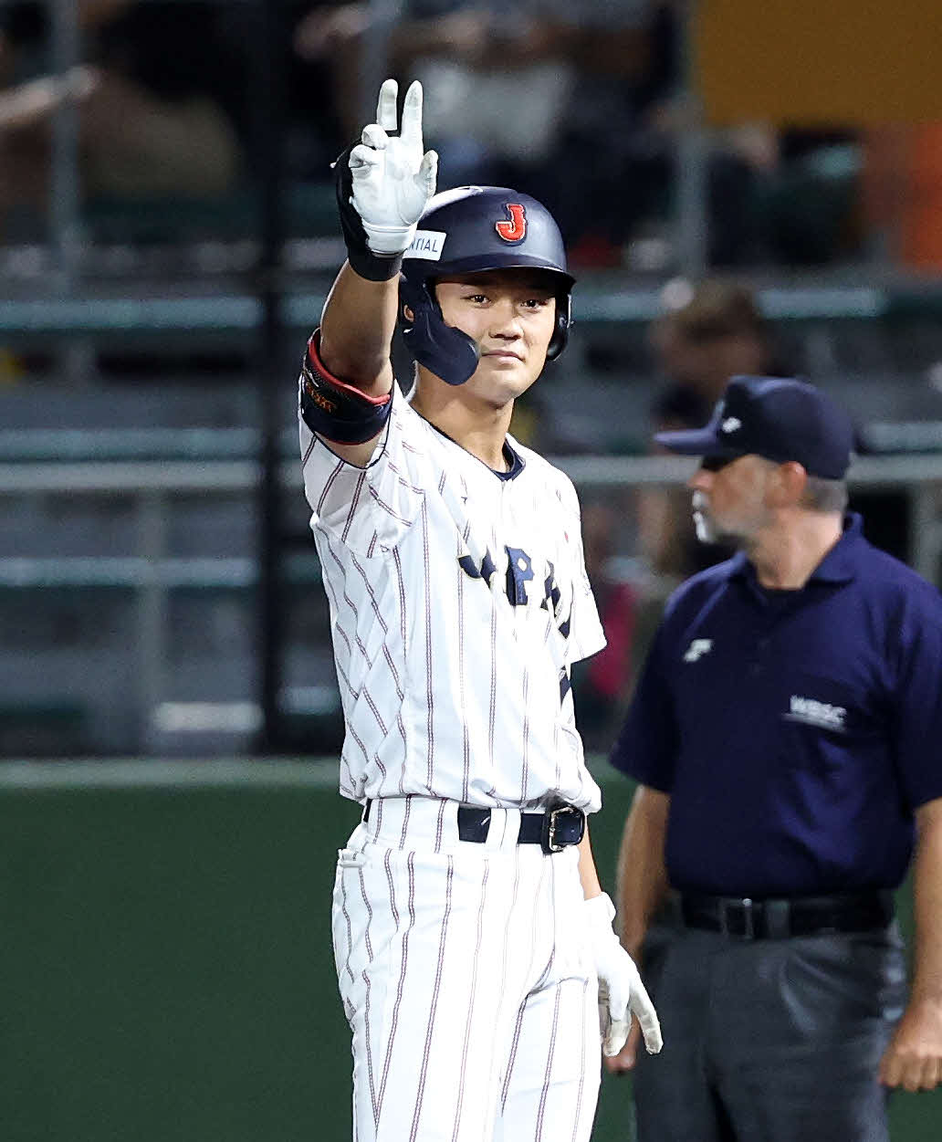 台湾対日本　2回裏日本1死一、二塁、阿部は右前打を放ちシーサーポーズ（撮影・鈴木正人）