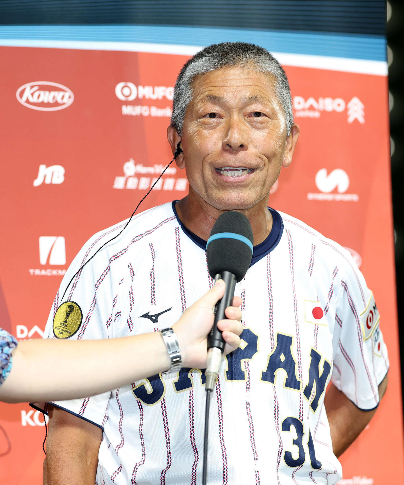 台湾対日本　勝利しインタビューを受ける日本・小倉監督（撮影・鈴木正人）