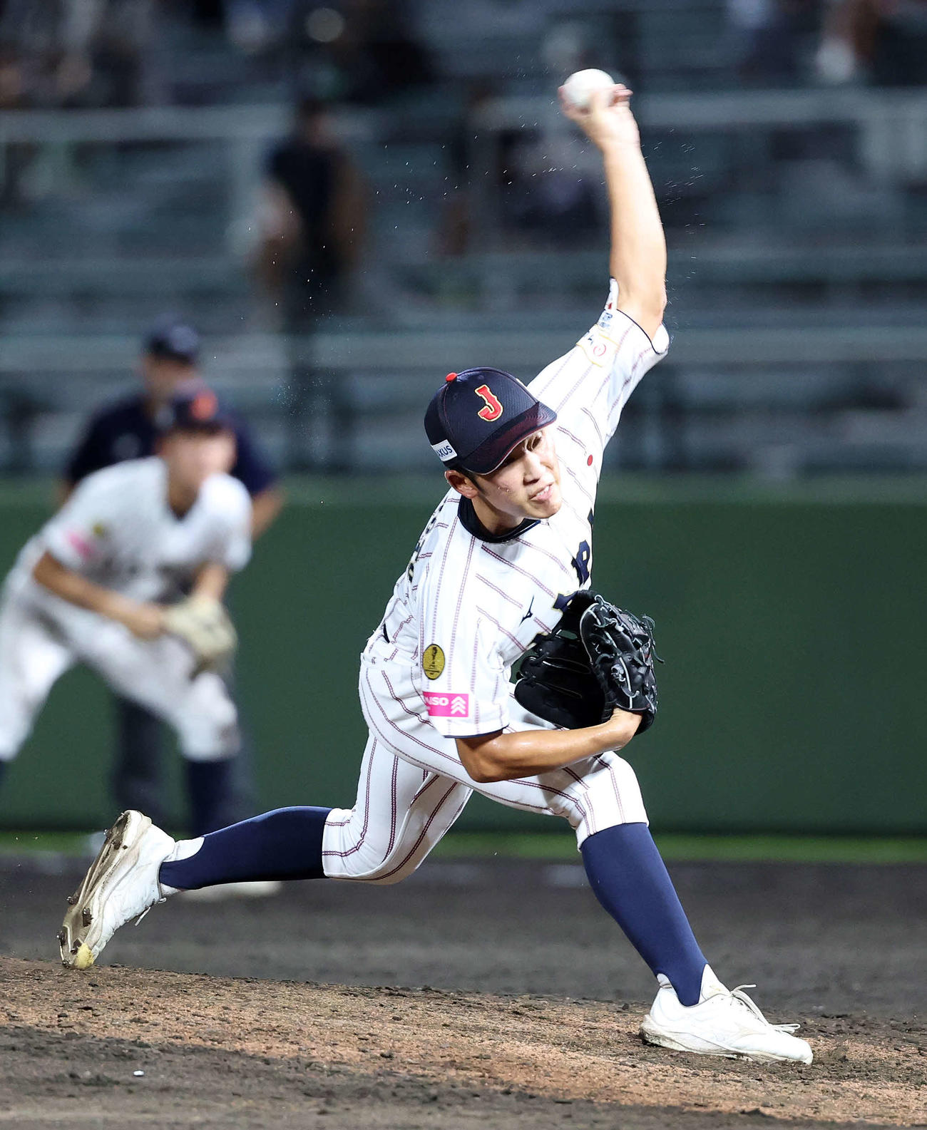 台湾対日本　力投する日本4番手の坂本（撮影・鈴木正人）