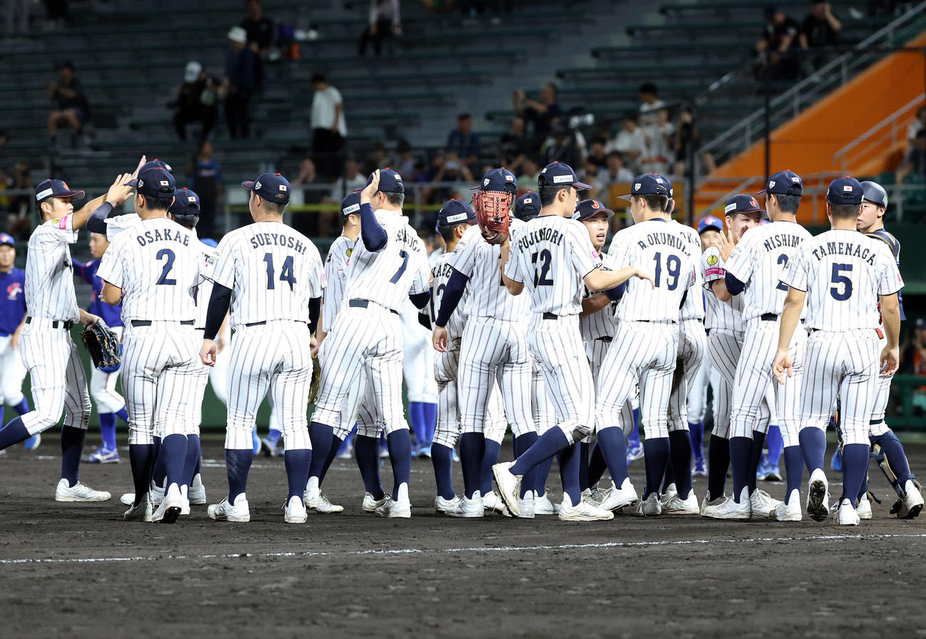 台湾対日本　勝利した日本の選手たち（撮影・鈴木正人）