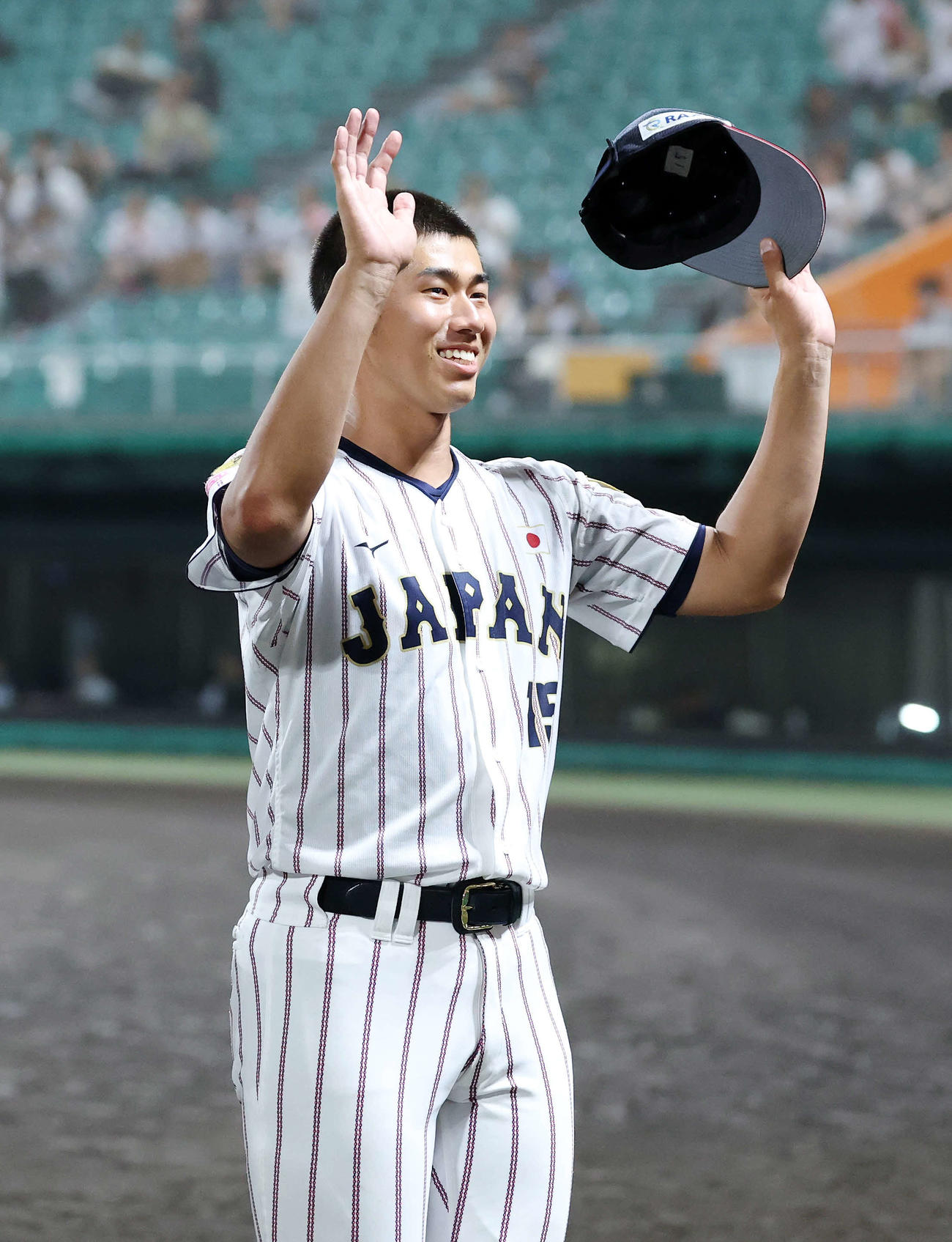 台湾対日本　応援席から誕生日の祝福を受け笑顔であいさつする日本・下重（撮影・鈴木正人）