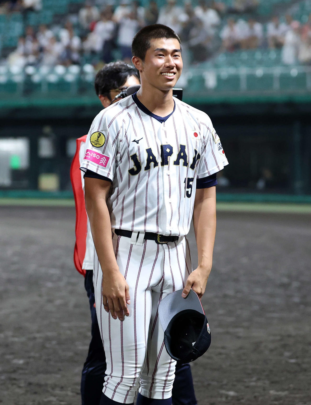 台湾対日本　応援席から誕生日の祝福を受け笑顔であいさつする日本・下重（撮影・鈴木正人）