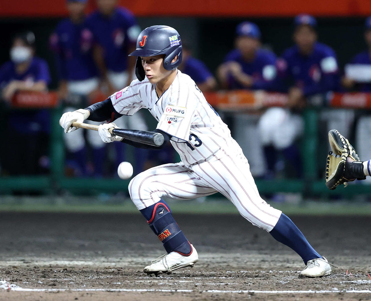 台湾対日本　2回裏日本1死一、二塁、岡部は内野安打を放つ（撮影・鈴木正人）