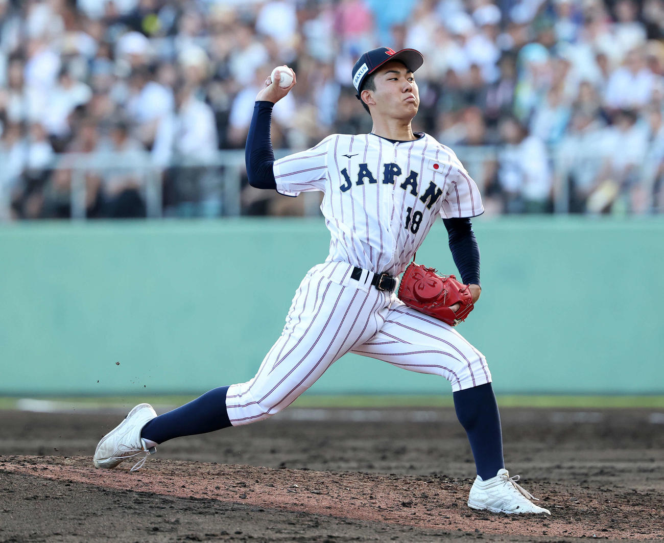 米国対日本　力投する日本2番手の石垣（撮影・鈴木正人）