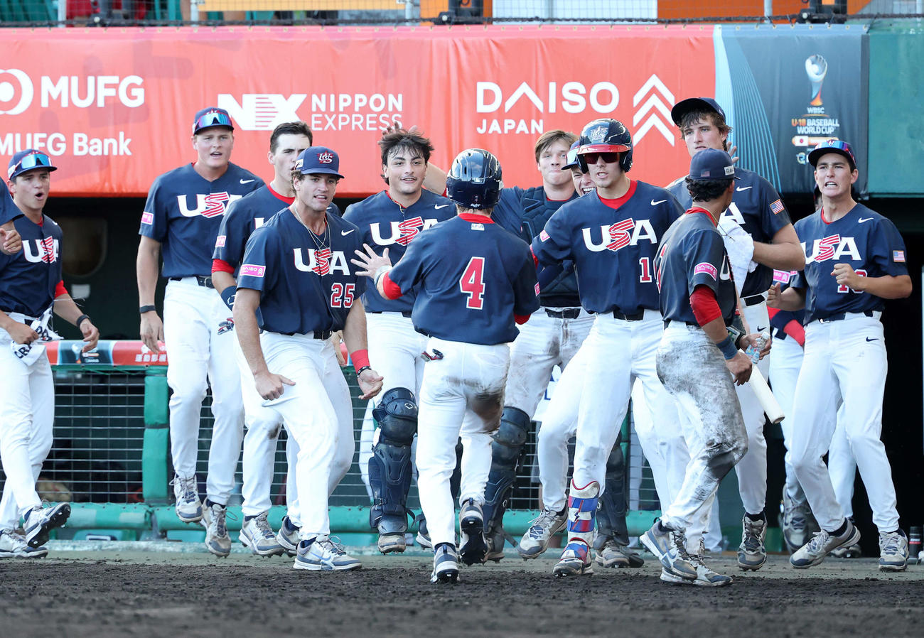 米国対日本　4回表、先制し喜ぶ米国の選手たち（撮影・鈴木正人）