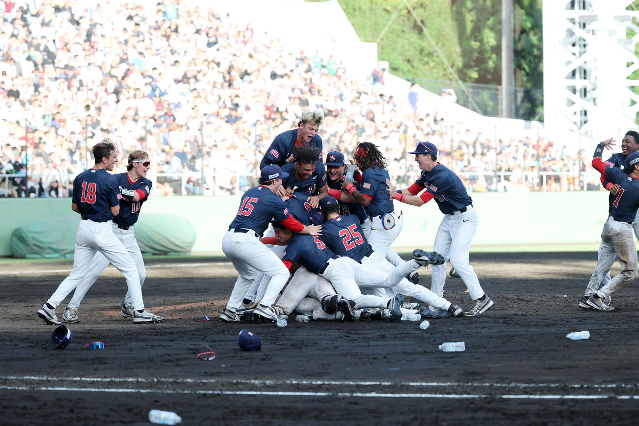 米国対日本　優勝し喜ぶ米国の選手たち（撮影・鈴木正人）