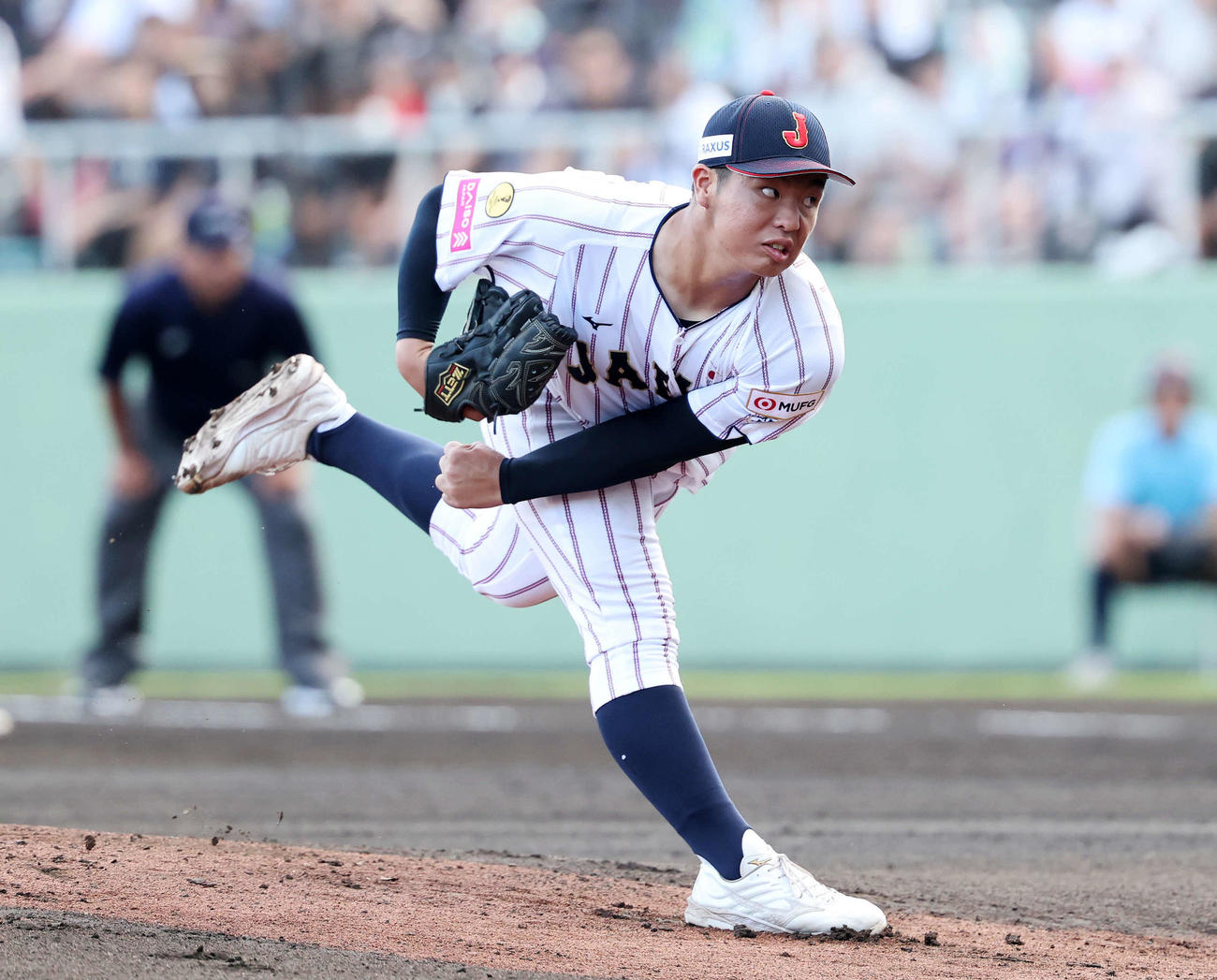 米国対日本　力投する日本先発の末吉（撮影・鈴木正人）