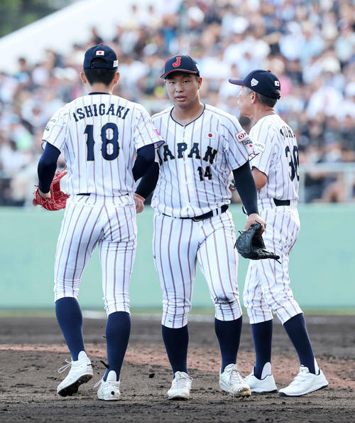 米国対日本　4回表、降板する日本・末吉（中央）（撮影・鈴木正人）