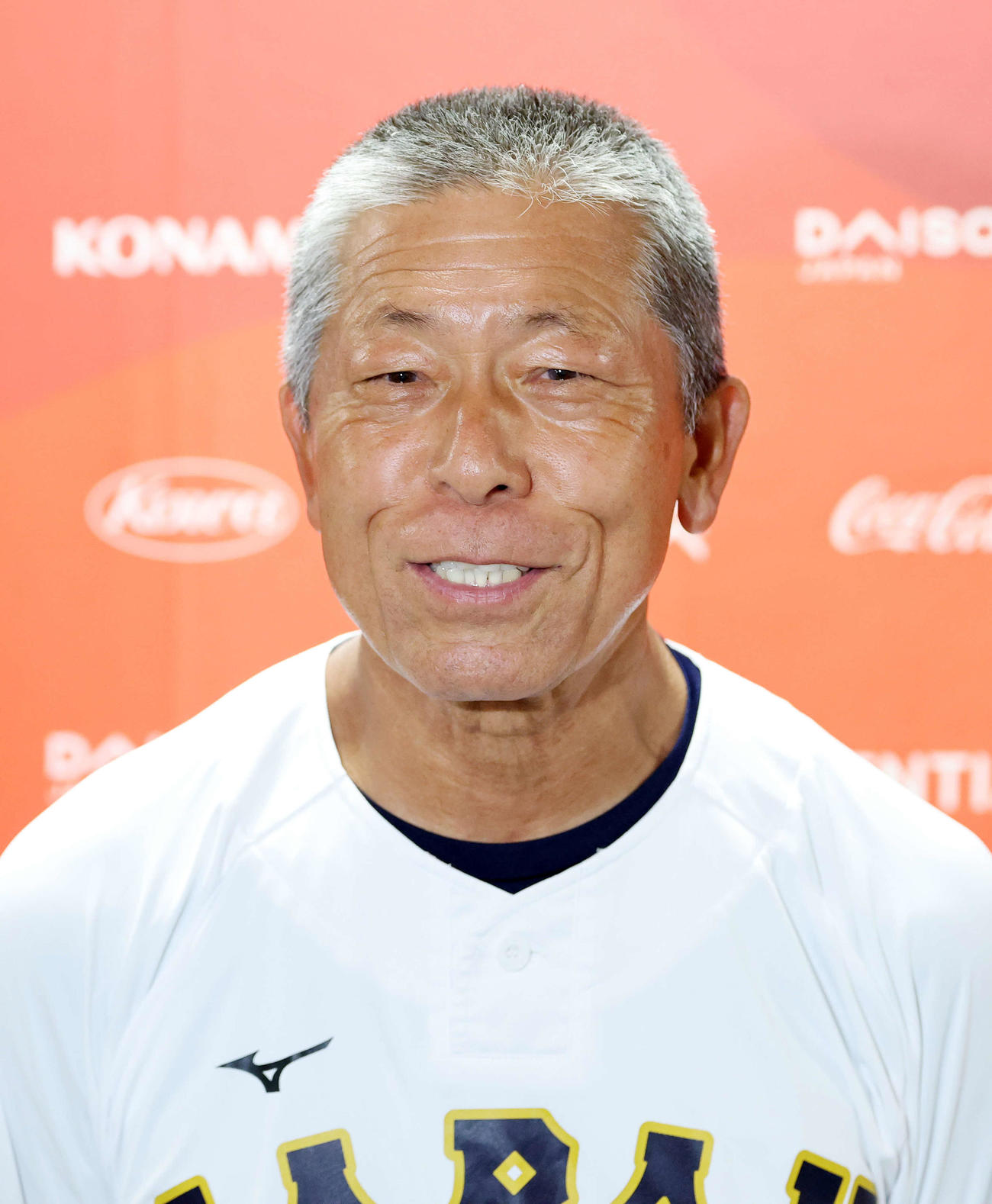 米国対日本　報道陣の質問に答える日本・小倉監督（撮影・鈴木正人）