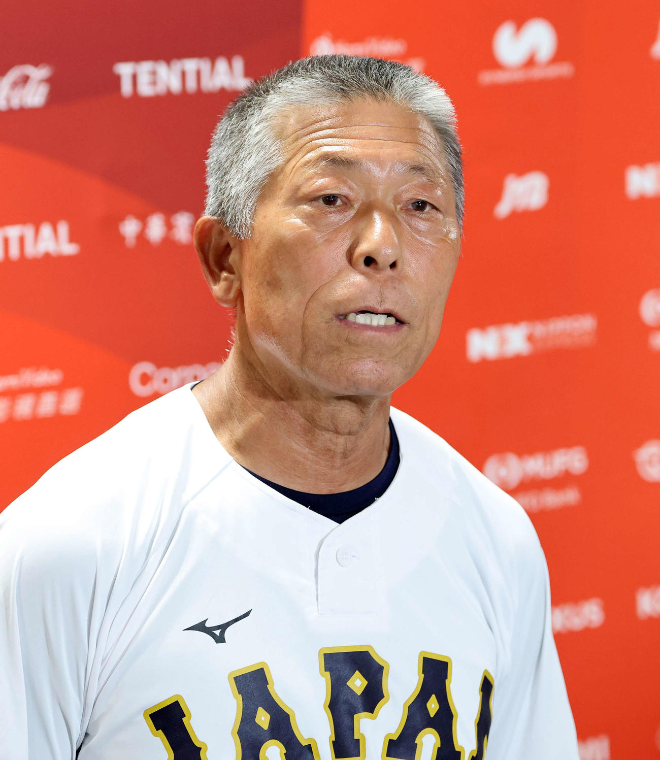 米国対日本　報道陣の質問に答える日本・小倉監督（撮影・鈴木正人）