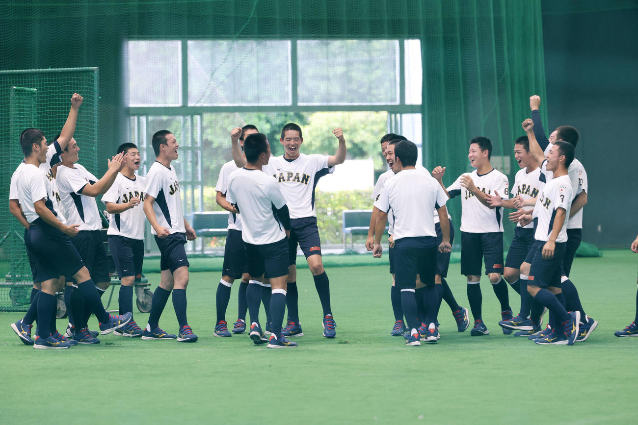 米国対日本　練習中、声を出す日本の選手たち（撮影・鈴木正人）