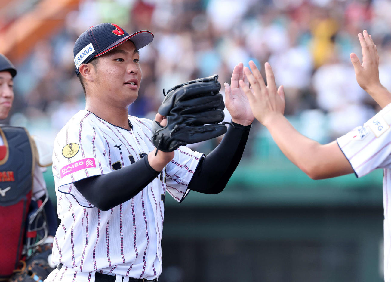 米国対日本　1回表、米国の攻撃を抑えベンチに引き揚げる日本・末吉（撮影・鈴木正人）