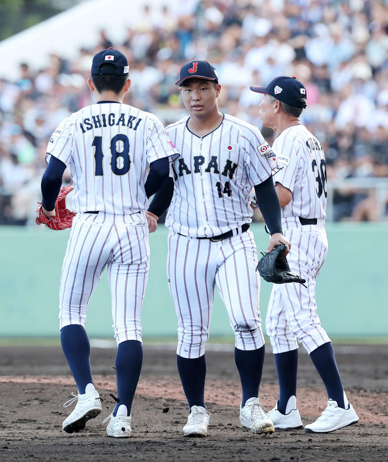 米国対日本　4回表、降板する日本・末吉（中央）（撮影・鈴木正人）