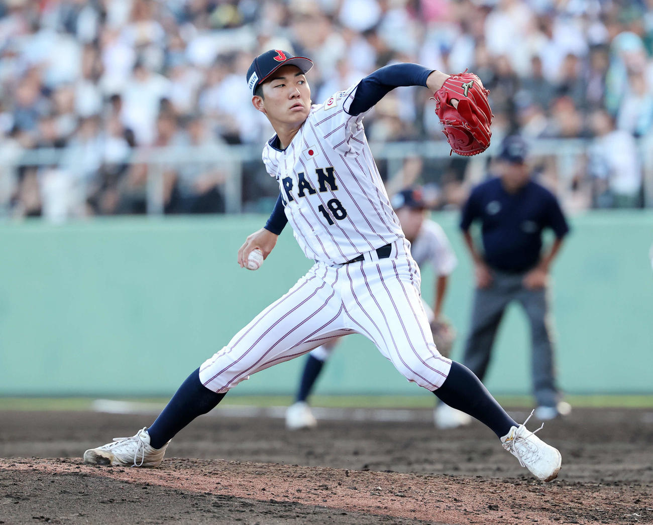 米国対日本　力投する日本2番手の石垣（撮影・鈴木正人）