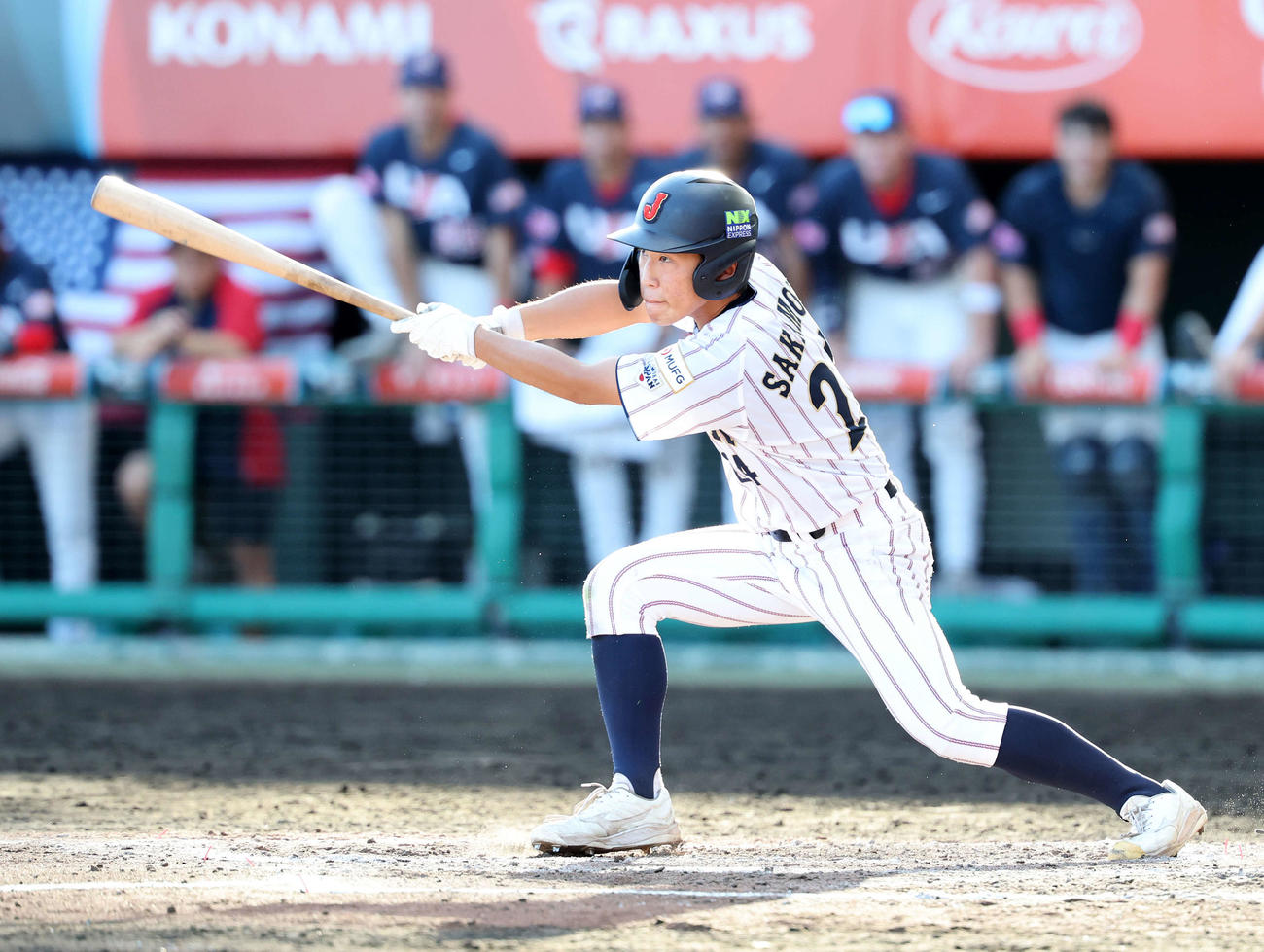 米国対日本　5回裏日本2死、坂本は左前打を放つ（撮影・鈴木正人）