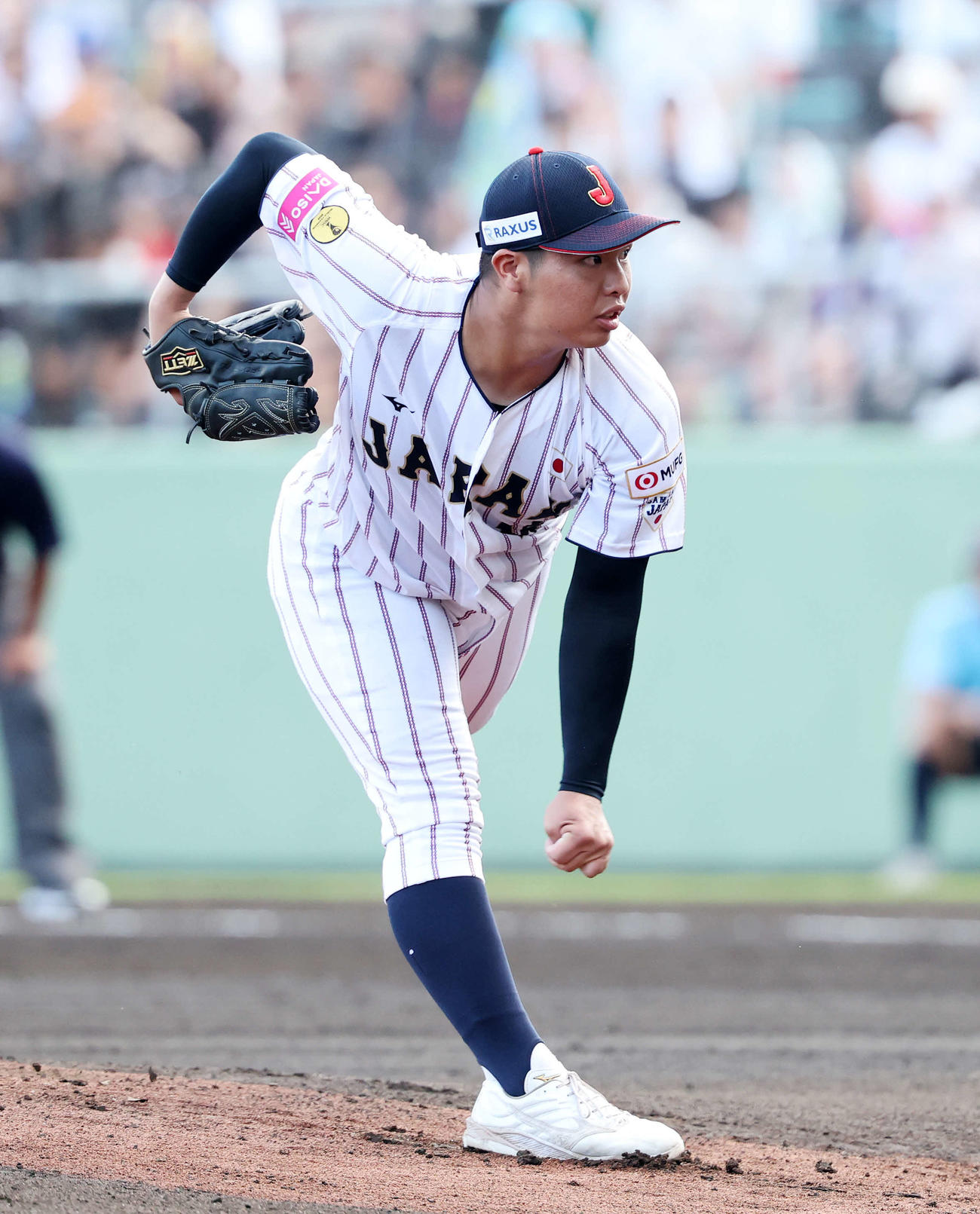 米国対日本　力投する日本先発の末吉（撮影・鈴木正人）