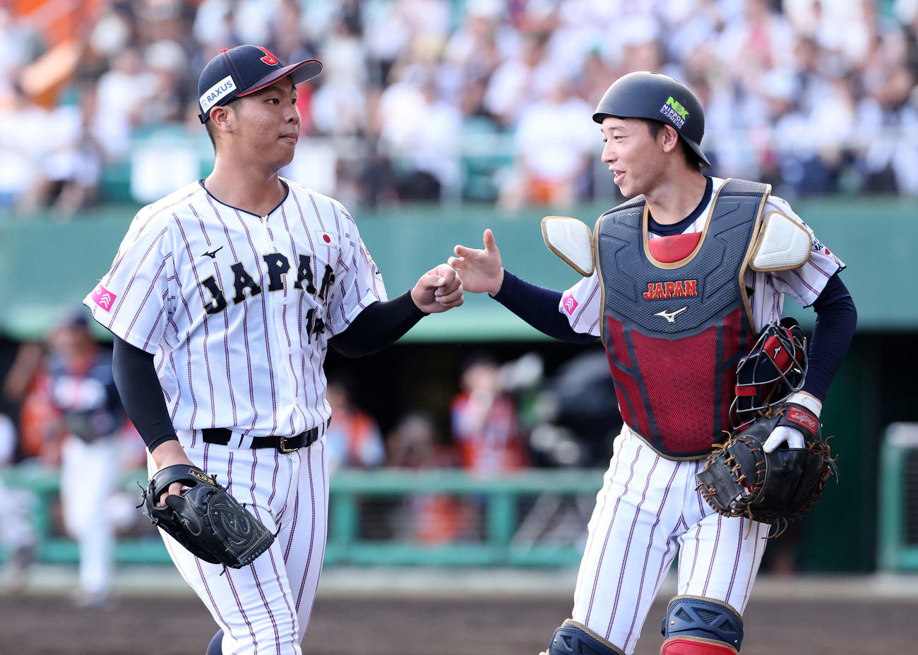 米国対日本　1回表、米国の攻撃を抑えベンチに引き揚げる日本・末吉（左）と横山（撮影・鈴木正人）