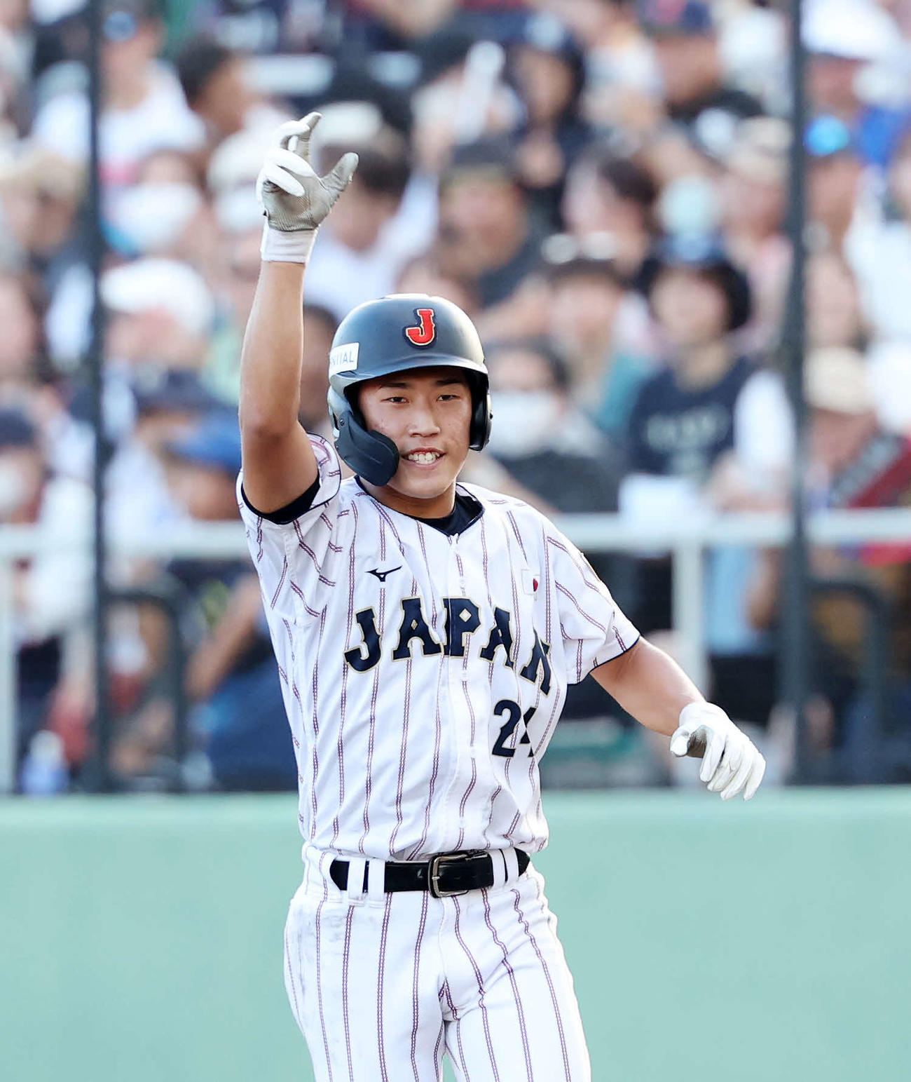 米国対日本　5回裏日本2死、坂本は左前打を放ちシーサーポーズ（撮影・鈴木正人）