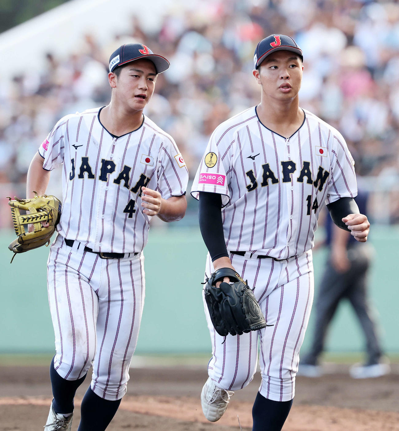 米国対日本　3回表、米国の攻撃を抑えベンチに引き揚げる日本・奥村凌（左）と末吉（撮影・鈴木正人）