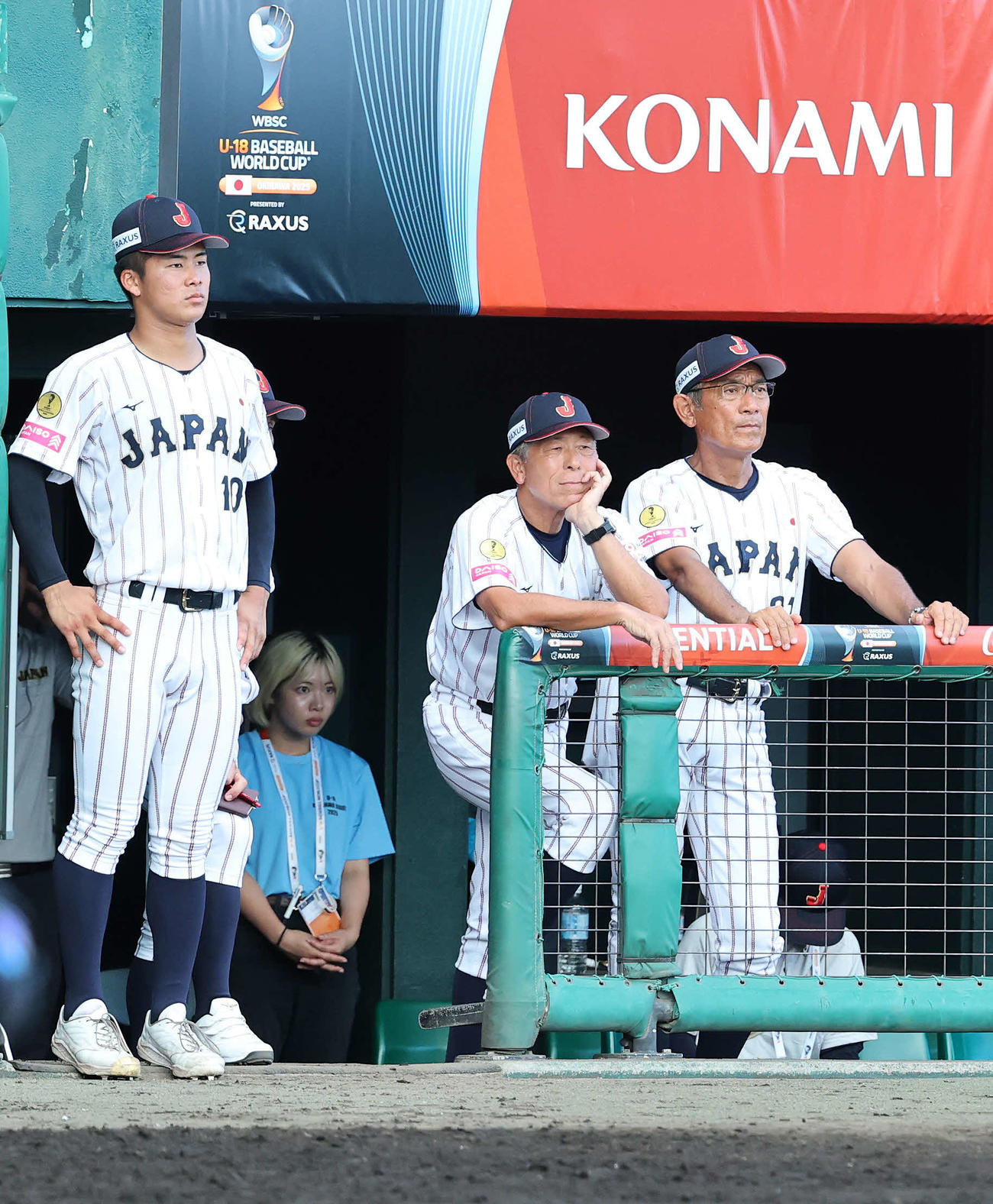 米国対日本　敗戦しグランドを見つめる日本・小倉監督（中央）（撮影・鈴木正人）