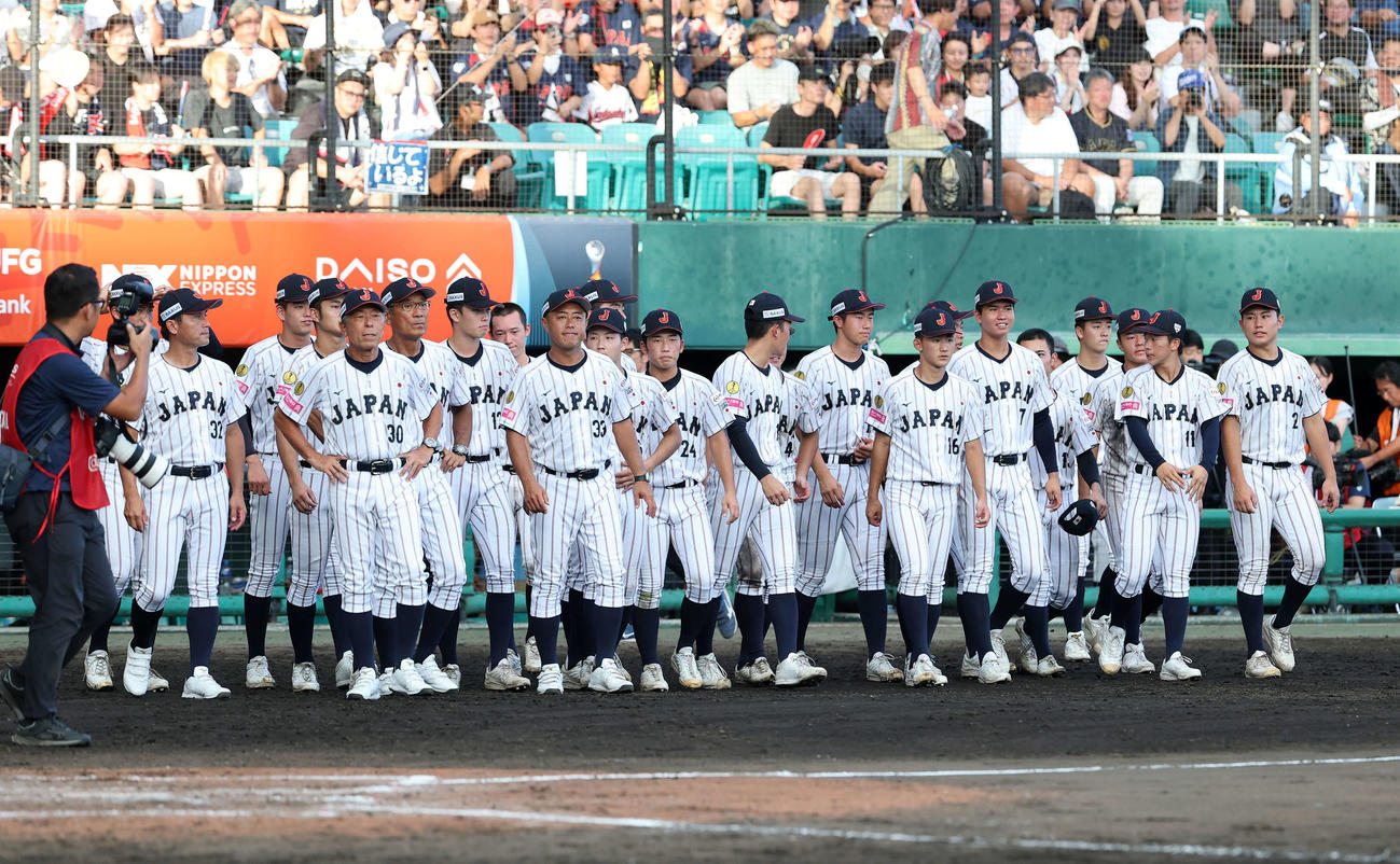 米国対日本　敗退し整列に向かう日本の選手たち（撮影・鈴木正人）
