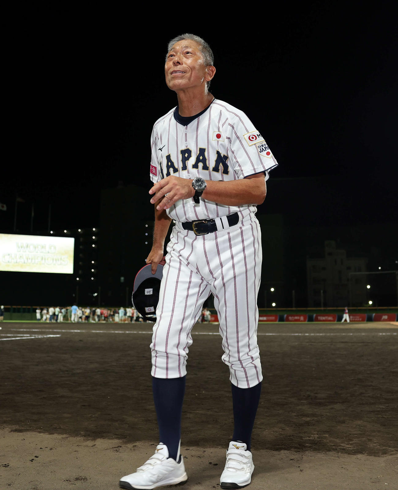 グランドを引き揚げる日本・小倉監督（撮影・鈴木正人）