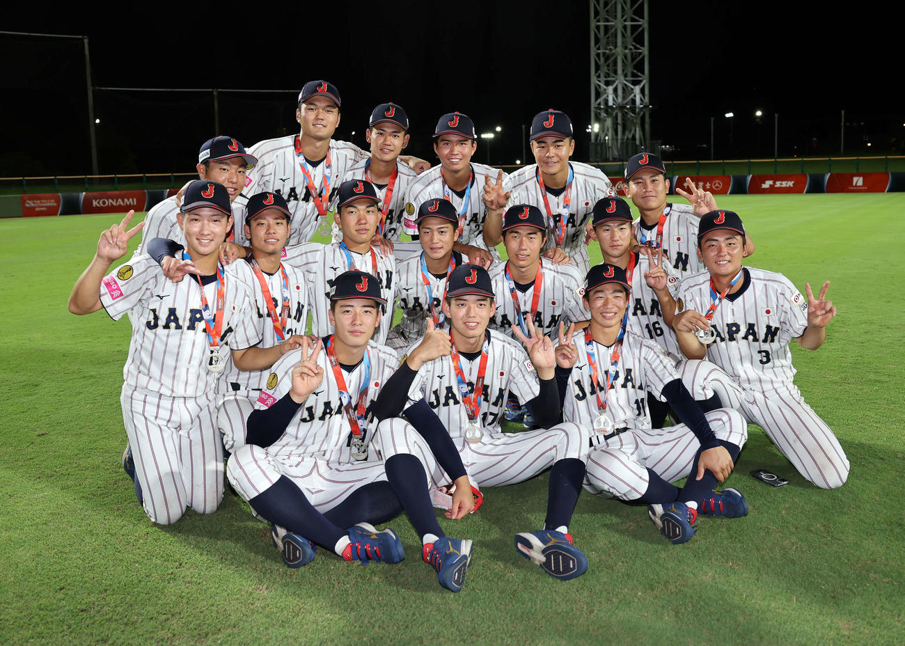 米国対日本　準優勝し写真に納まる日本の選手たち（撮影・鈴木正人）