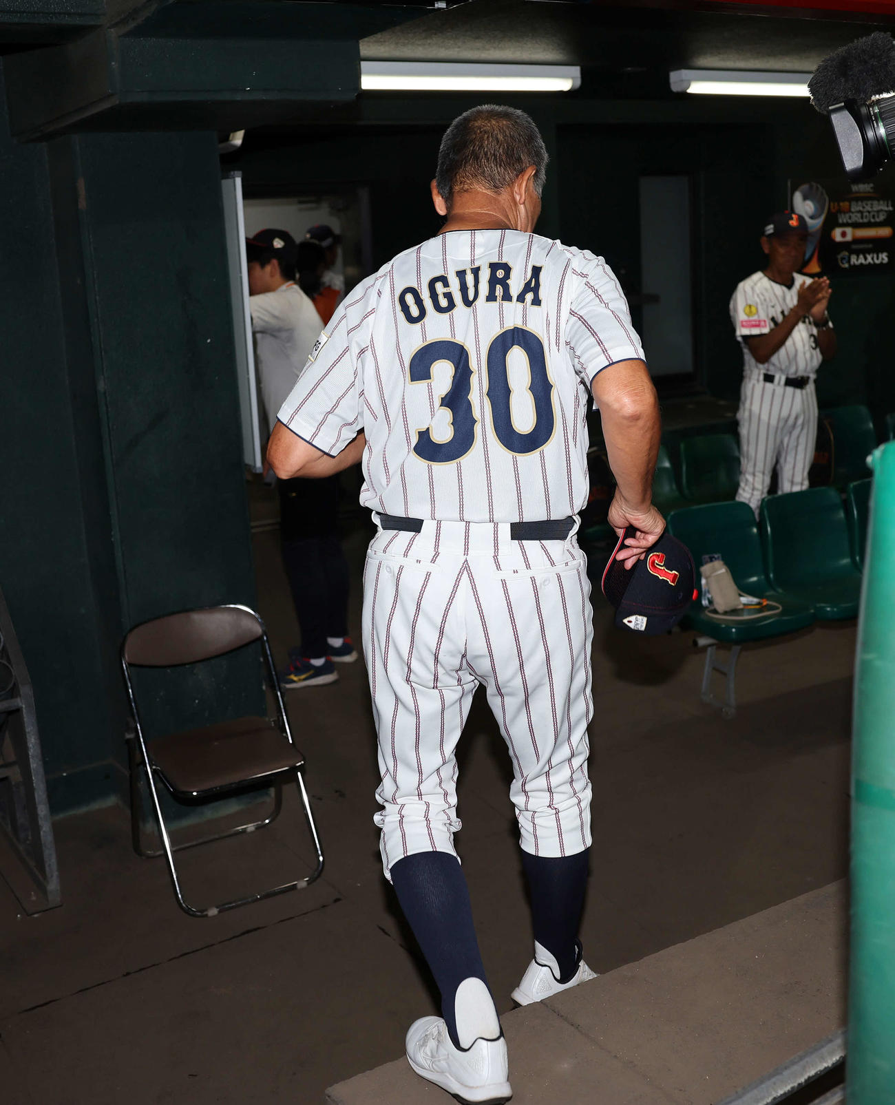 グランドを引き揚げる日本・小倉監督（撮影・鈴木正人）