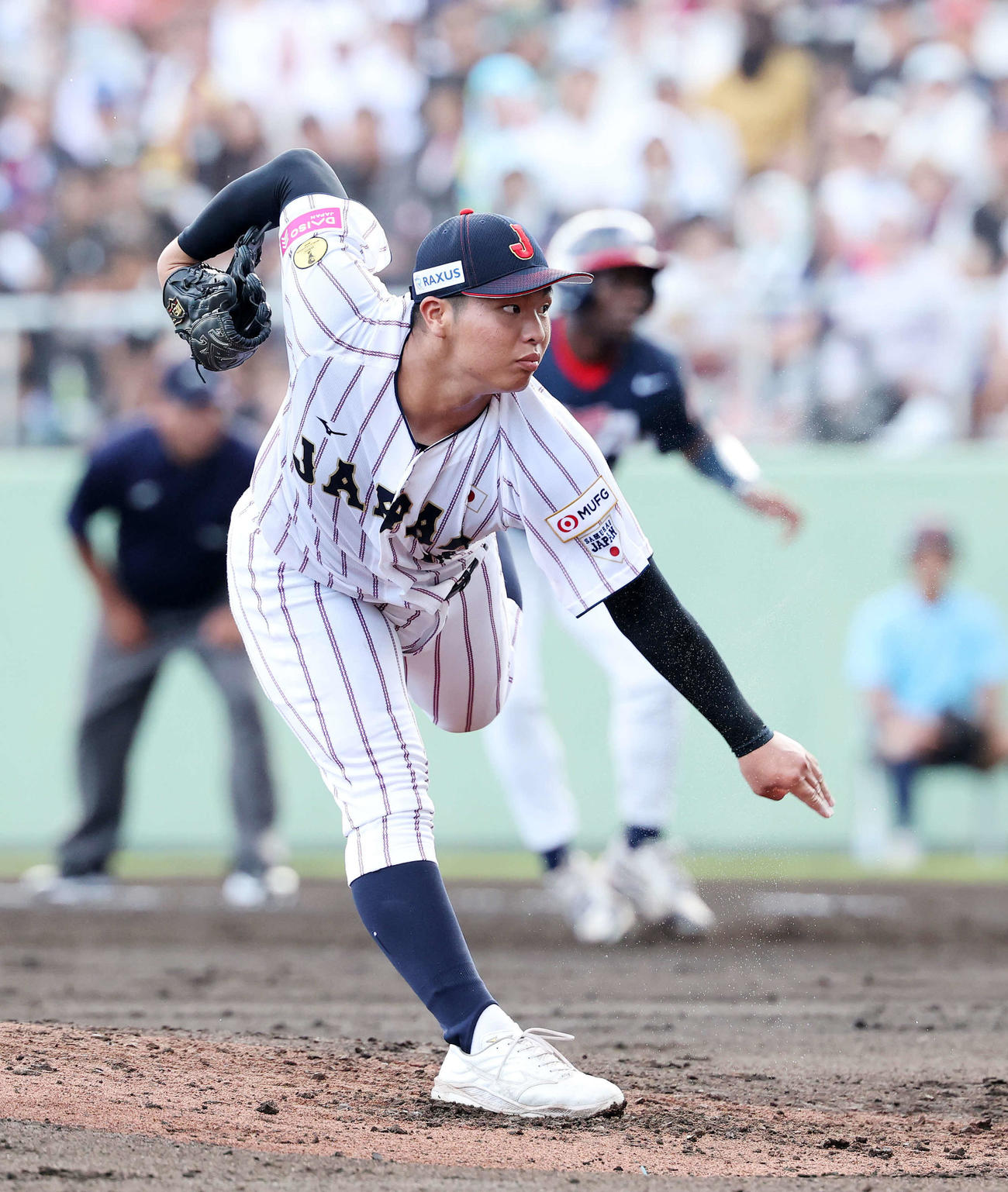 米国対日本　力投する日本先発の末吉（撮影・鈴木正人）