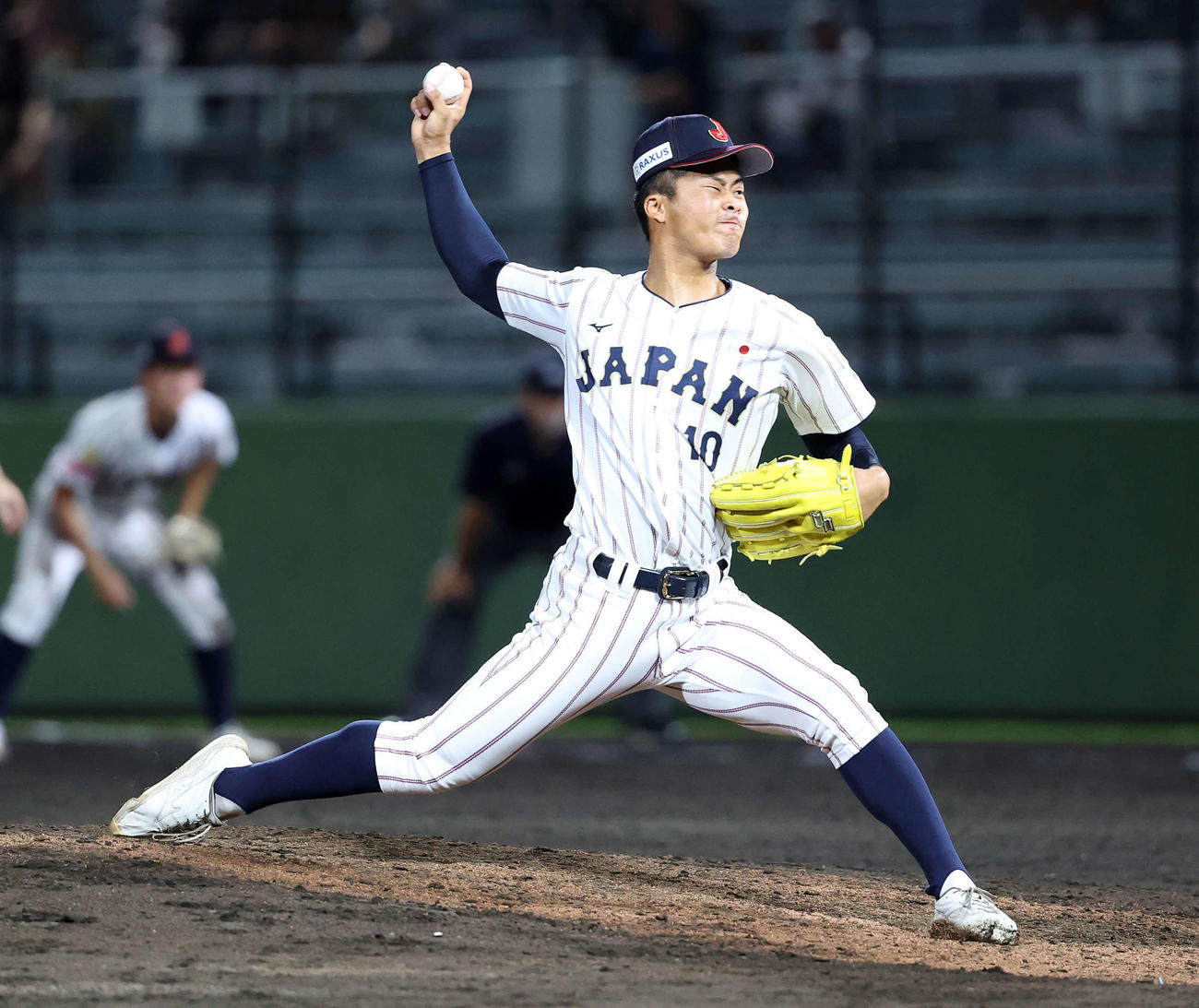 台湾対日本　力投する日本3番手の中野（撮影・鈴木正人）