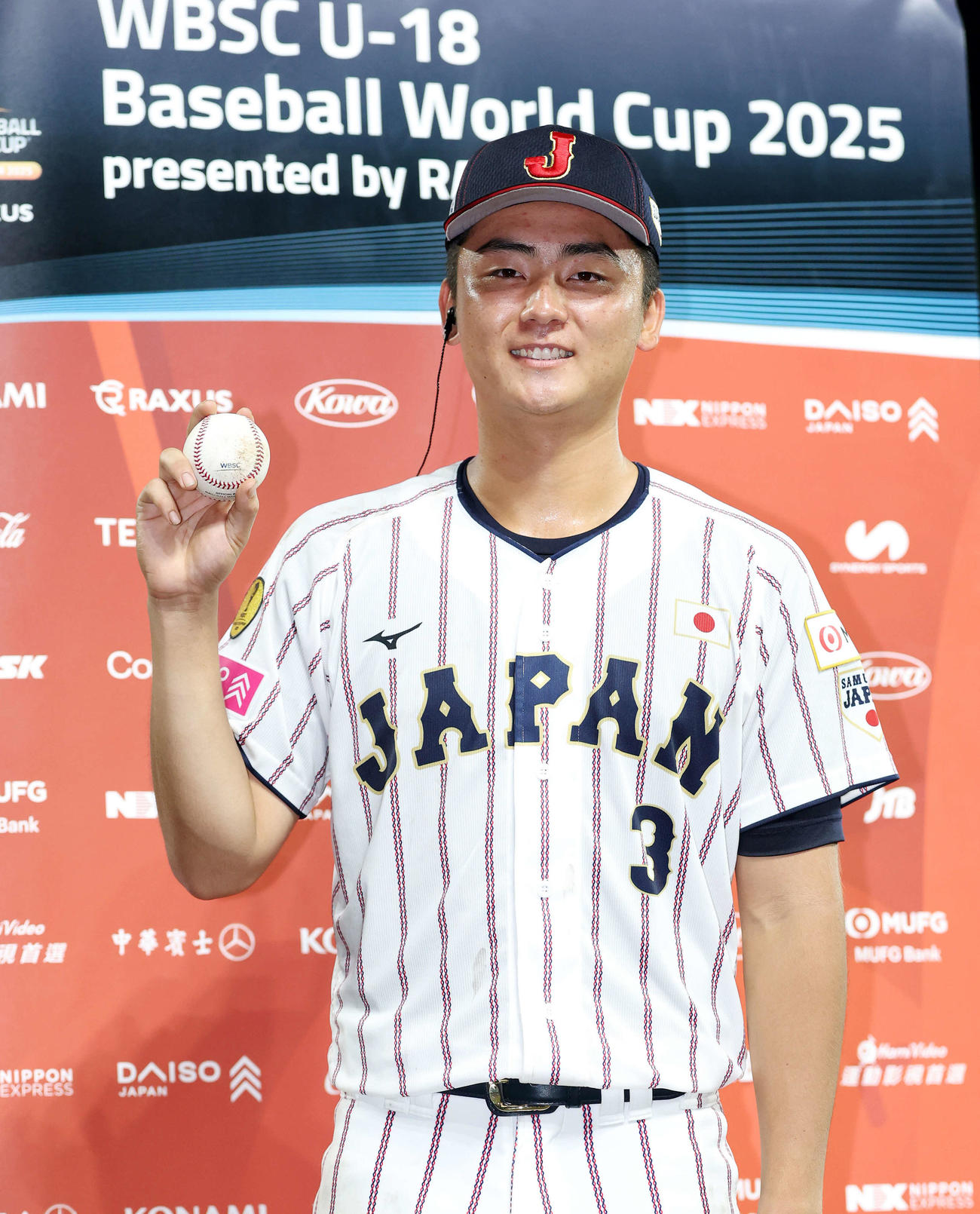 南アフリカ対日本　ホームランボールを手に笑顔を見せる日本・今岡（撮影・鈴木正人）