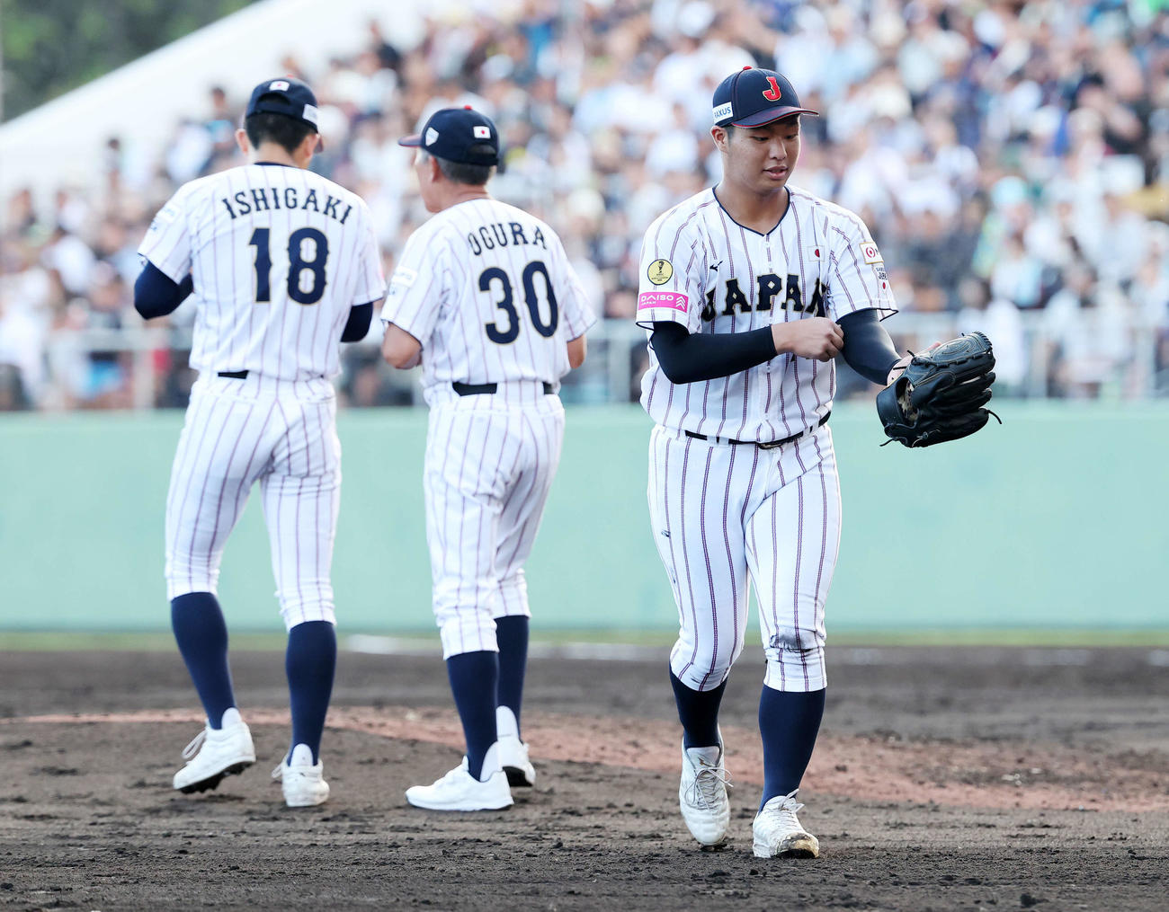 米国対日本　4回表、降板する日本・末吉（右）（撮影・鈴木正人）