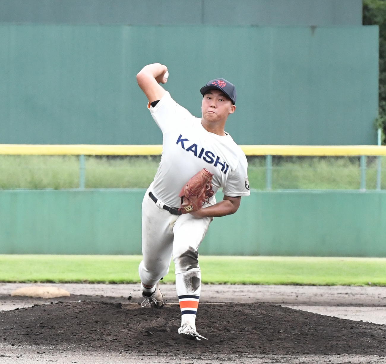 力投する開志学園・上原（撮影・小林忠）