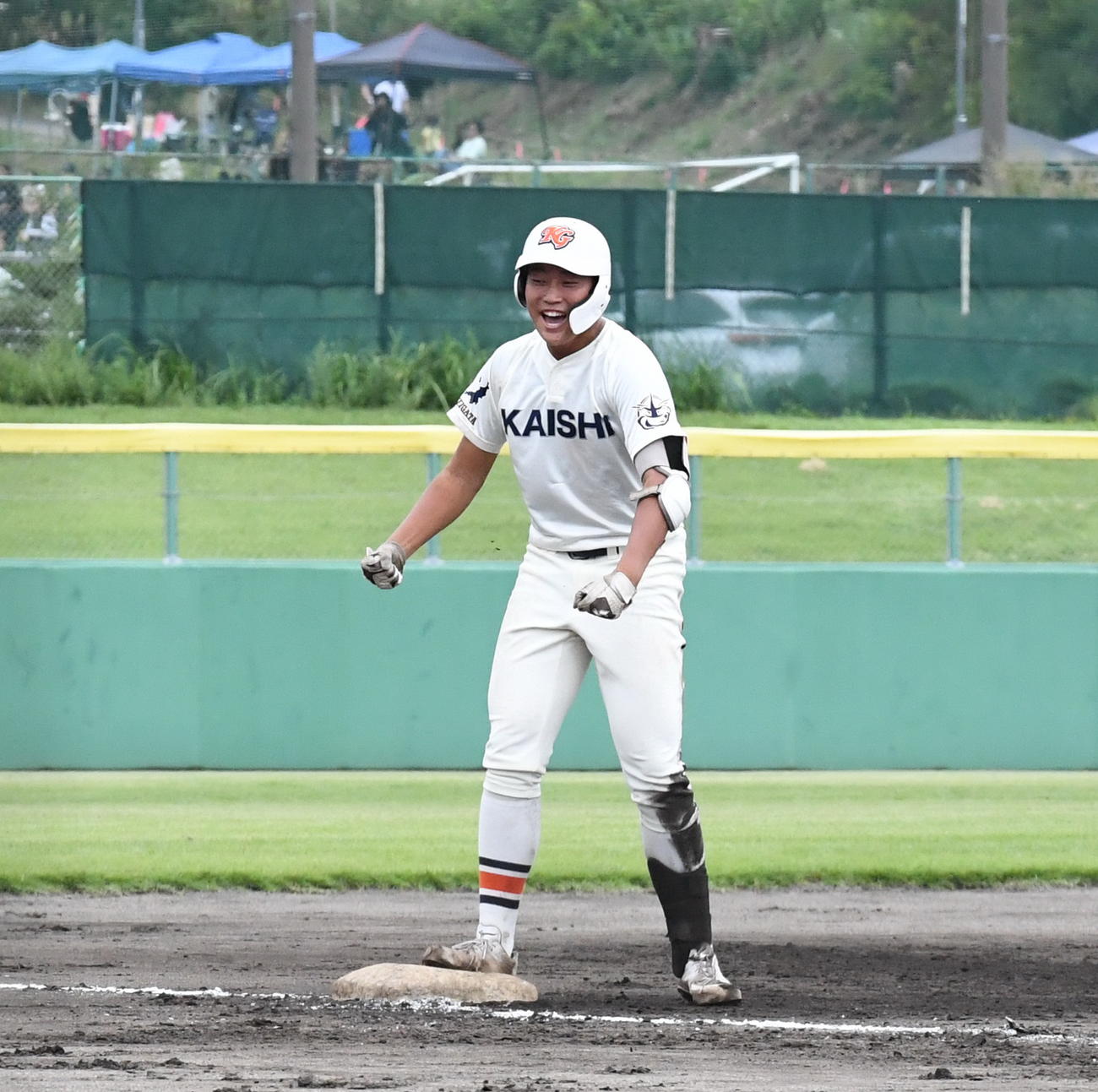 1－0の2回裏2死二塁で適時三塁打を放った開志学園・上原がガッツポーズ（撮影・小林忠）