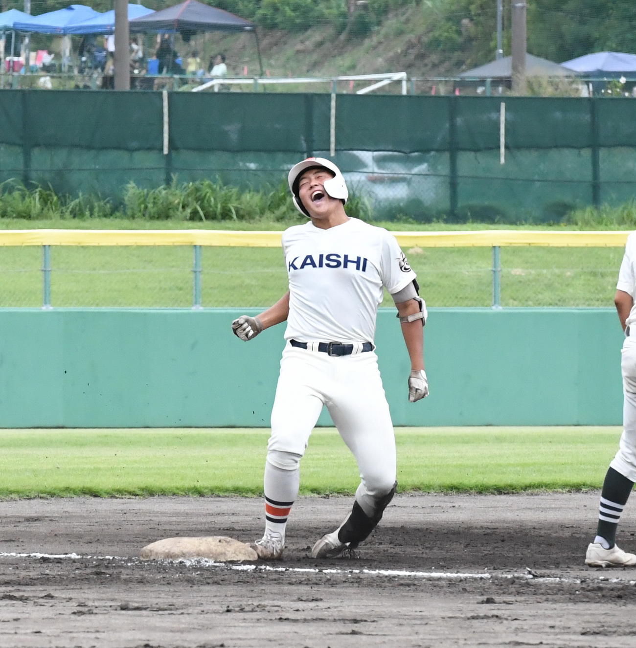 1－0の2回裏2死二塁で適時三塁打を放った開志学園・上原がガッツポーズ（撮影・小林忠）